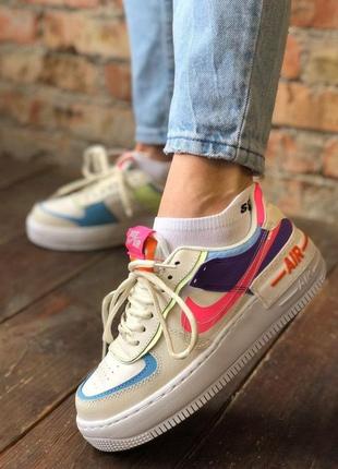 Классные женские кроссовки nike air force 1 swoosh бежевые с яркими цветными вставками