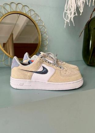 Класні жіночі кросівки nike air force 1 low sage beige white бежеві з білим