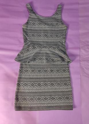 Міні сукня з баскою