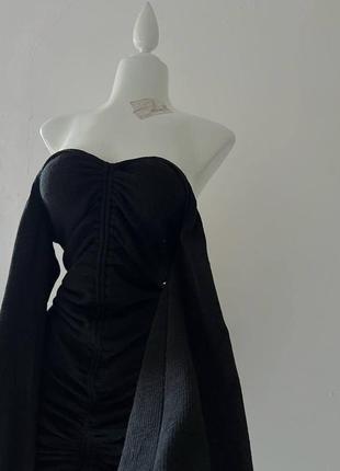 Женское роскошное черное приталенное платье из плотной ткани на завязке спереди 20241 фото