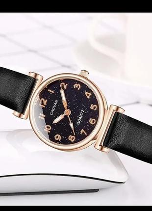 Женский комплект из наручных кварцевых часов и 4 браслетов различного дизайна, цвет черный/ золотистый5 фото