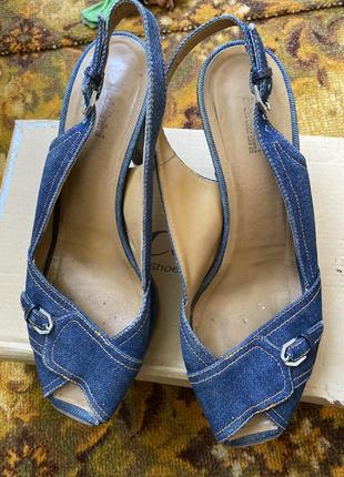 Стильні жіночі босоніжки