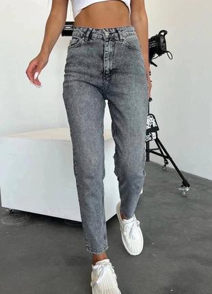Трендовые джинсы мом высокой посадкой по фигуре свободного прямого кроя брюки с карманами