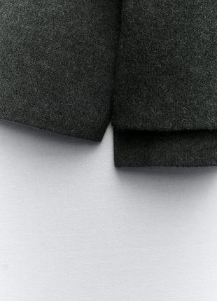 Коротке трикотажне пальто з асиметричним шарфом6 фото
