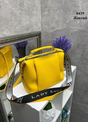 Модная вместительная женская сумка кросс боди качественная желтая с двумя съемными ремнями2 фото