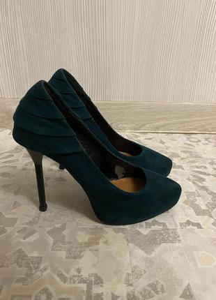 Зеленые замшевые туфли на каблуке5 фото