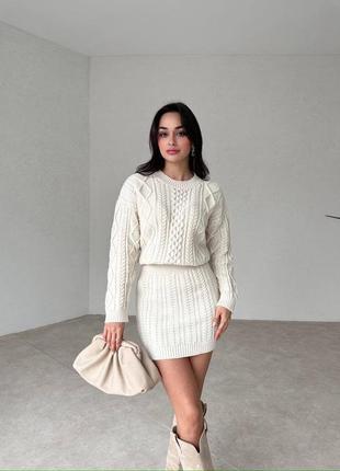 Женский теплый трикотажный белый костюм: черный свитер и короткая юбка