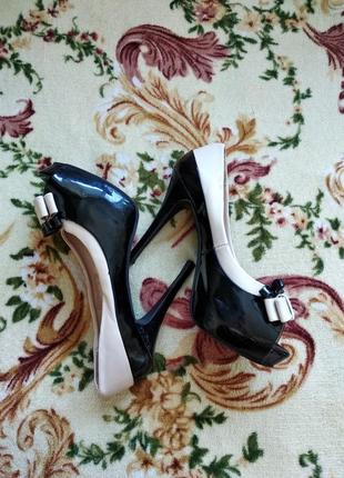 Туфлі, босоніжки, на високому каблуці, лаковані, бежеві, чорні кремові, 38 р-р