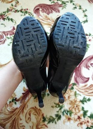 Туфли босоножки, на высоком каблуке, лакированные, бежевые черные кремовые, 38 р-р6 фото