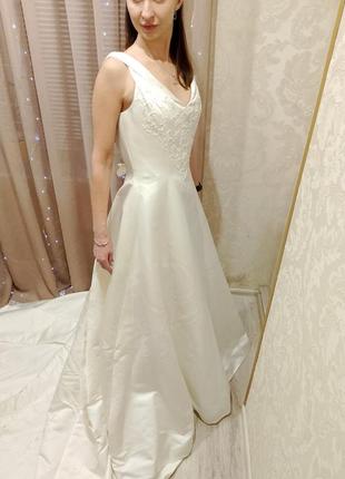 Весільна сукня зі шлейфом2 фото