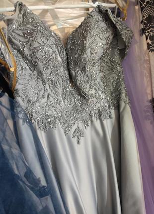Серебряное вечернее платье с вышивкой атласом и карманами6 фото