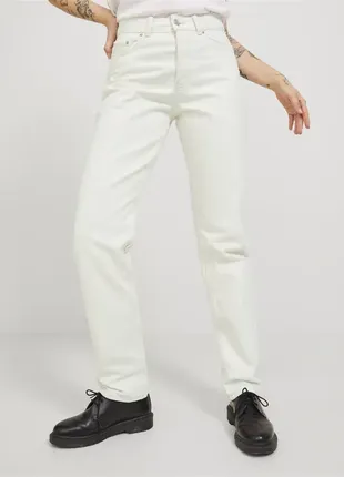 Прямые белые джинсы