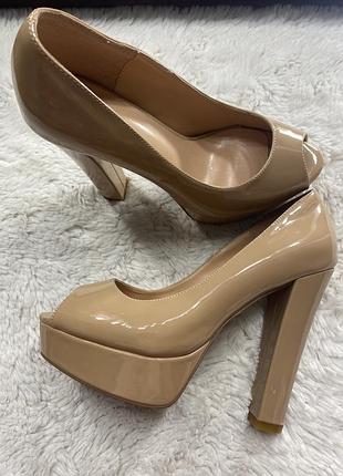 Лаковые босоножки