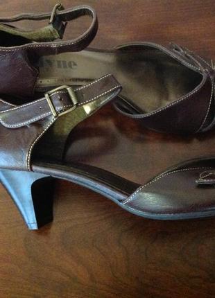 Коричневі нові зручні туфлі /40/brend jolyne устілка 26 см