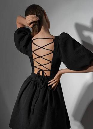 Черное короткое пышное платье с воланами и шнуровкой на спине3 фото