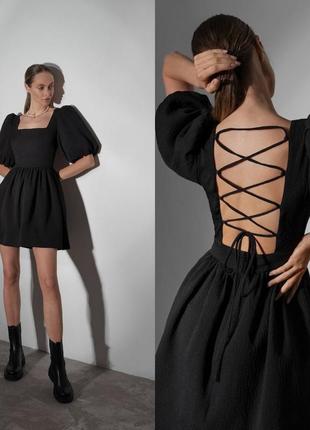 Черное короткое пышное платье с воланами и шнуровкой на спине6 фото
