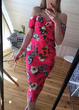 Коктейльное платье с открытыми плечами