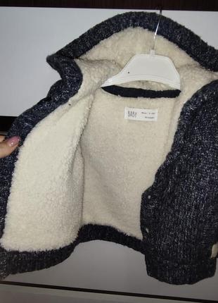 Вязаная кофтина на травке 3