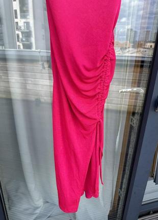 Облегающее яркое розовое макси платье с разрезом на ноге и с драпировкой от primark7 фото