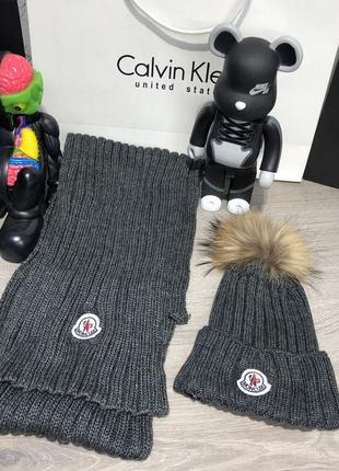 Зимний комплект moncler winter hat knitted pompon and scarf dark gray1 фото