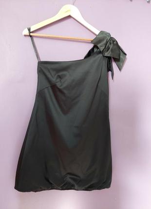 Коктейльное черное атласное мини платье на одно плечо от warehouse7 фото