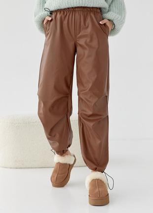 Женские свободные штаны из кожзама - коричневый цвет, s (есть размеры)1 фото