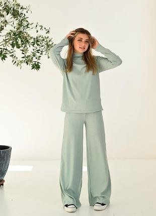 Костюм женский.