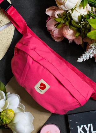 Сумка на пояс вместительная fjällräven kånken малинового цвета размер 14*27 (2l)