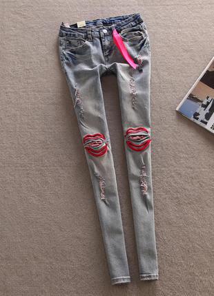 Модные джинсы с губами на коленках