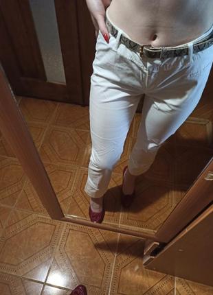 Стильные белые женские джинсы8 фото
