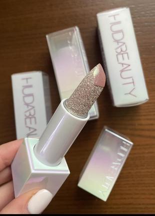 Сияющий бальзам для губ huda beauty diamond hydrating lip balm (negligee)перламутровый2 фото