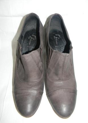 Жіноча закриті туфлі bata р. 39 дл.ст 26см