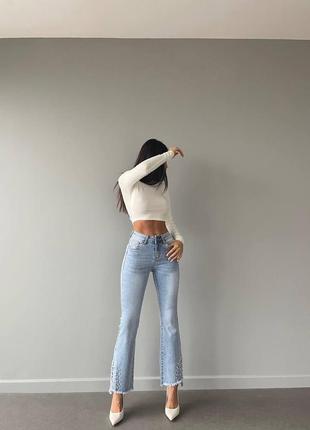 Эффектные джинсы клеш с камешками и жемчужинами4 фото