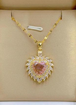 Ланцюжок з кулоном з великим рожевим каменем і безліччю білих малих каменів мед золото 3 см золотиста