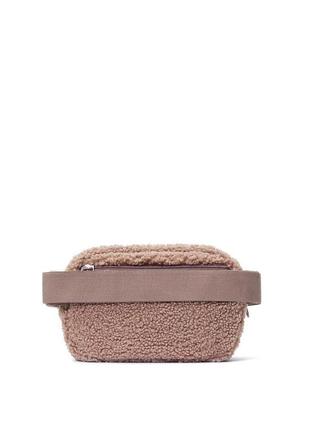 Сумка із флісу victoria's secret cozy fleece belt bag коричнева3 фото