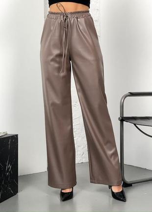 Брюки из кожзама теплые прямые талия на резинке и кулиске боковые карманы средняя посадка ткань эко кожа на флисе