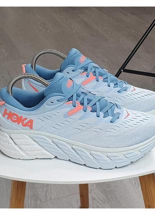 Новая пара кроссовок hoka one one