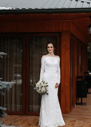 Нежное свадебное платье с открытыми плечами5 фото