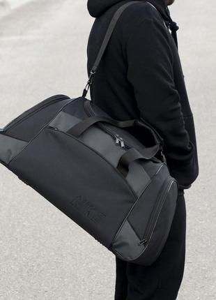 Спортивна сумка nike з тканини чорна для тренажерного залу та поїздок дорожня чоловіча на 55 літрів3 фото