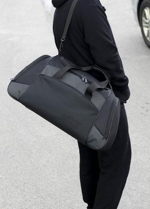 Спортивна сумка nike з тканини чорна для тренажерного залу та поїздок дорожня чоловіча на 55 літрів10 фото