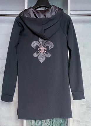 Платье с атласным капюшоном 2