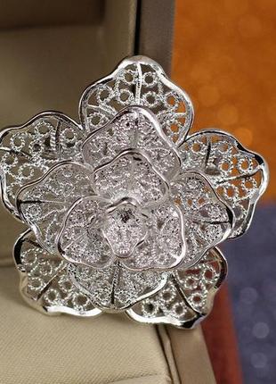 Брошка xuping jewelry троянда ажурне плетіння 4 см срібляста
