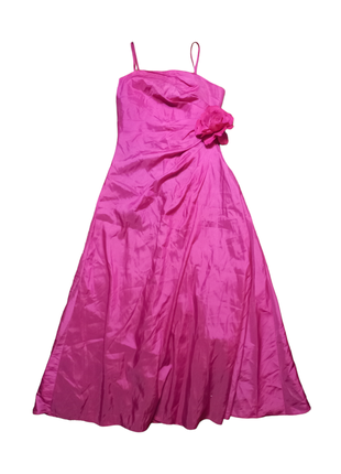 Малинового цвета вечернее платье с розой