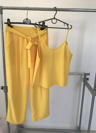 Яскравий жовтий костюм кюлоти топ майка укорочені штани