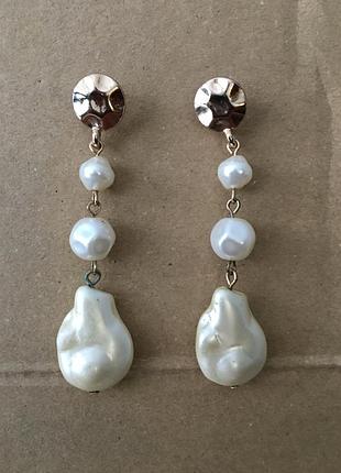 Довгі сережки з перлинами.
