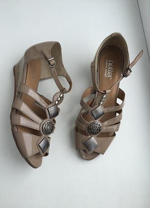 Лаковані шкіряні босоніжки hotter туфлі, нові, бежеві нюд, шкіряні босоніжки