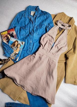 Missguided платье бежевое какао с чокером с вырезом на спине приталенное нарядное праздничное