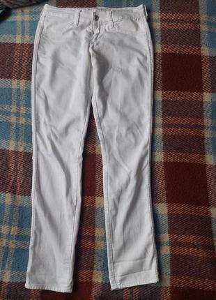 Белые джинсы