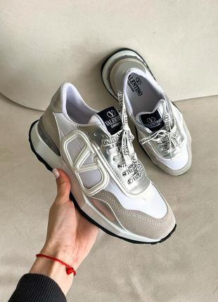 Шикарные женские кроссовки в стиле valentino garavani sneakers white silver белые с серебристым