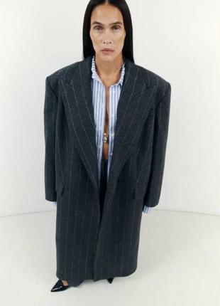 Шерстяное пальто в полоску от vd one, оверсайз пальто с акцентными плечами в стиле bazhane1 фото